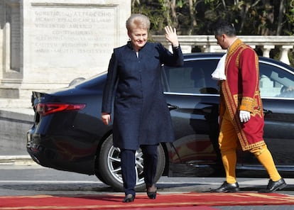 Dalia Grybauskaite, presidenta de Lituania, saluda a su llegada al Palacio de los Conservadores.