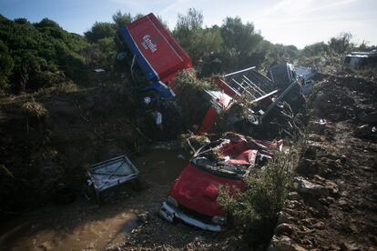 Diversos vehicles, entre els quals dos camions, s'amunteguen al torrent de Sant Llorenç a gairebé un quilòmetre de la localitat.