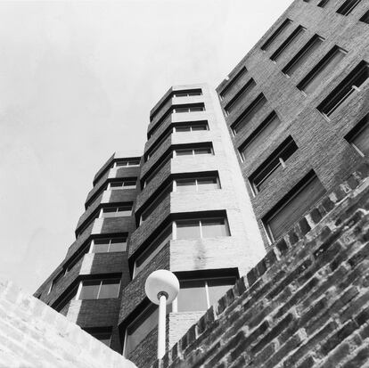 "La potencia de los castillos medievales me ha emocionado siepre", decía. El edificio de viviendas de la calle Basílica de Madrid (1966) funciona como una muralla llena de ventanas. |