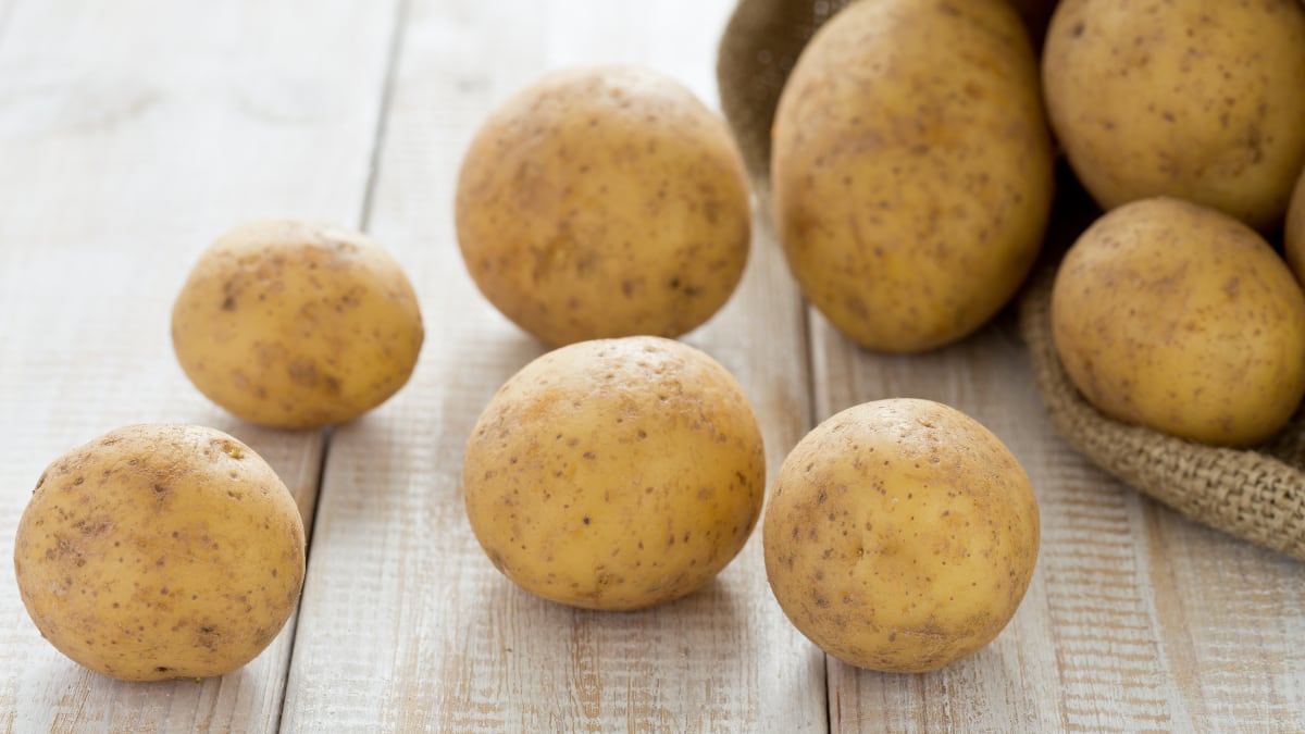 Adiós a las bolsas de patatas rodando por la cocina: estas cajas transparentes hacen una despensa de revista