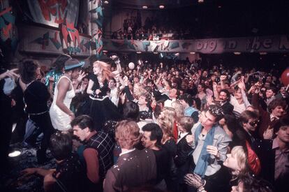 Cyndi Lauper en la primera fiesta de año nuevo de la MTV en Times Square, Nueva York, en 1984.