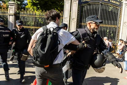 Un manifestante propalestino es detenido por una agente de la Policía Nacional en Cibeles.