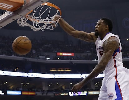 El pívot de los Los Angeles Clippers DeAndre Jordan hace un mate durante el partido ante los Knicks de Nueva York.