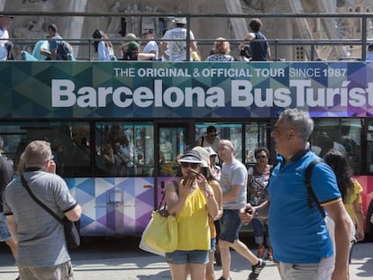 Turistes visiten la Sagrada Família de Barcelona.