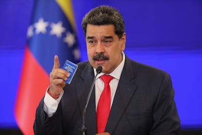 Nicolás Maduro con un ejemplar de la Constitución venezolana en la mano ayer en conferencia de prensa.