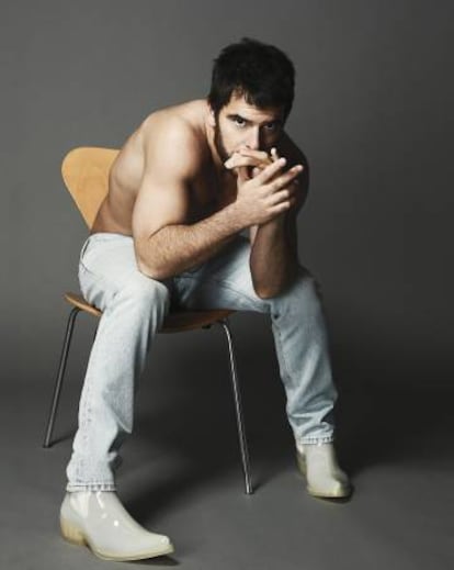 El actor madrileño, en paz con su mente y con su cuerpo, nos mira muy fijamente con vaqueros y botas Calvin Klein Jeans.