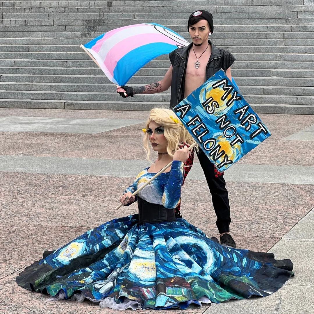 Dos artistas drag durante una manifestación en Nashville, capital del Estado de Tennessee, el pasado 14 de febrero.