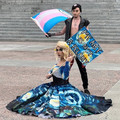 Dos artistas drag durante una manifestación en Nashville, capital del Estado de Tennessee, el pasado 14 de febrero.