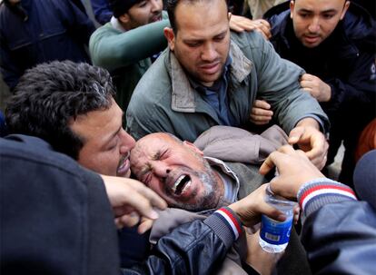 Un libio llora en el entierro de su hermano, que fue asesinado por las fuerzas de seguridad favorables al régimen de Gadafi.