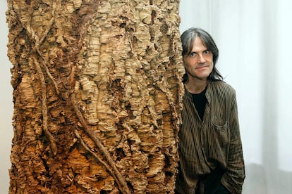 Perejaume (Sant Pol de Mar, 1957) junto a una de las columnas de la sala de exposiciones de Catalunya Caixa en la Pedrera, que ha revestido de corcho, en un ejercicio de intercambio entre su obra y un espacio de gran personalidad como es la casa que diseñó Gaudí.