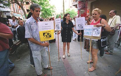 Vecinos de Russafa, ayer, concentrados en la plaza del Doctor Landete.