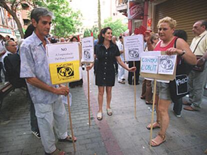 Vecinos de Russafa, ayer, concentrados en la plaza del Doctor Landete.