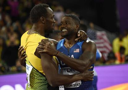 Gatlin se abraza a Bolt tras ganar el oro.