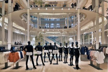 Interior de la nueva tienda de Zara en el Palazzo Bocconi, en Roma.