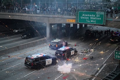 Vehículos policiales dañados en la autopista 101 durante las protestas de este domingo contra las redadas federales de inmigración, en el centro de Los Ángeles.