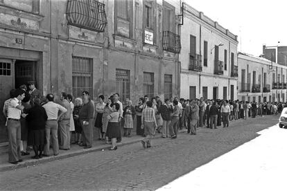 Colas para votar en un colegio de Madrid, en las elecciones legislativas del 15 de junio de 1977, las primeras democráticas en España tras el franquismo.