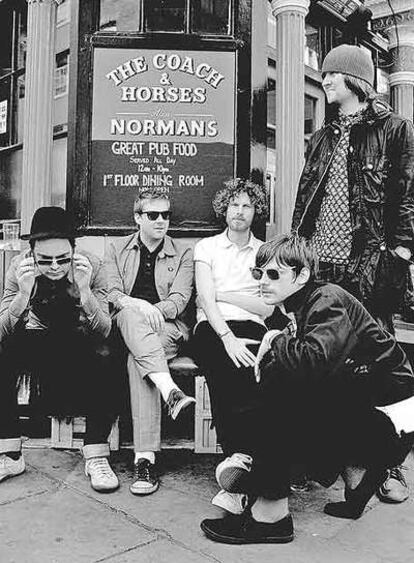Ricky Wilson, segundo por la izquierda, junto a su grupo, Kaiser Chiefs, en el exterior de un <i>pub</i> británico.