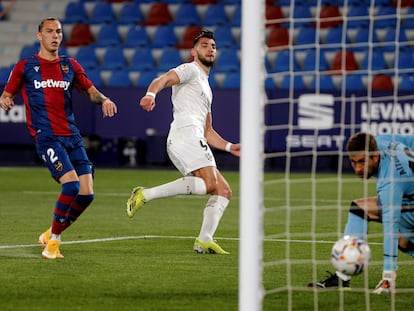 Rafa Mir (centreo) marca uno de sus dos goles este viernes al Levante.