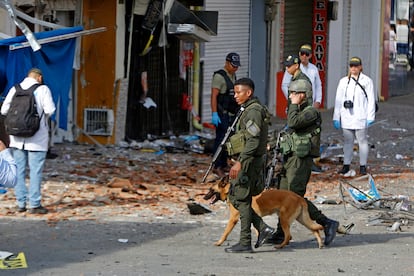 Integrantes de fuerzas de seguridad recorren el lugar donde explotó un artefacto el 20 de mayo en Jamundí.
