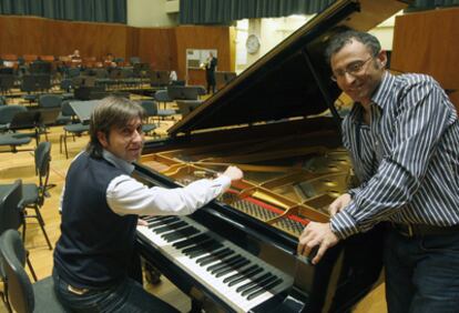 Los afinadores Asier Urkijo (a la izquierda) y Jesús Ángel Arévalo trabajaban el sábado en el palacio Euskalduna.