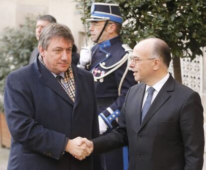 Jan Jambon estrecha la mano a Bernard Cazeneuve.