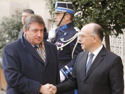 Jan Jambon estrecha la mano a Bernard Cazeneuve.