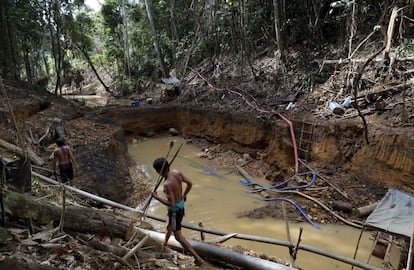 Indios Yanomami cerca de una mina de oro ilegal durante la operación contra la minería ilegal de oro en tierras indígenas, en el corazón de la selva amazónica.