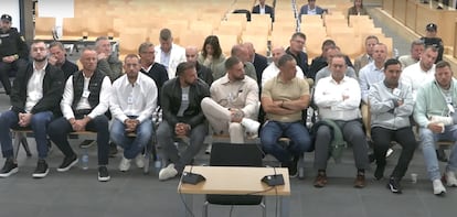 Los acusados por la red internacional de tráfico de drogas, en el banquillo de la Audiencia Nacional, la pasada semana. Joakim Peter Broberg se sienta en la tercera fila, primero desde la derecha.
