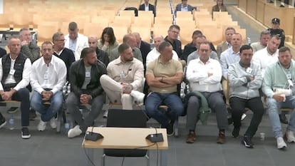 Los acusados por la red internacional de tráfico de drogas, en el banquillo de la Audiencia Nacional, este martes. Joakim Peter Broberg se sienta en la tercera fila, primero desde la derecha.