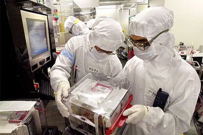 Unos científicos taiwaneses trabajan en una fábrica de <i>chips</i> en Hsinchu, a 100 kilómetros de Taipei.