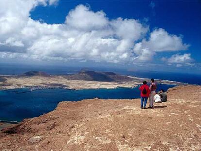 Desde el mirador de El Río, en el extremo norte de Lanzarote, se ve la vecina isla de La Graciosa.