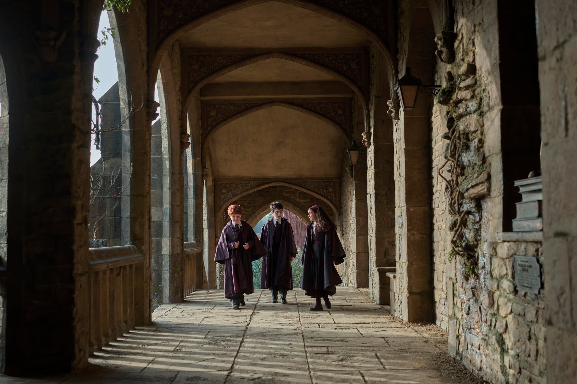 Alastair Stout, Dominic McLaughlin y Arabella Stanton, en la serie 'Harry Potter y la piedra filosofal'.