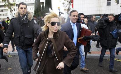 Marta Domínguez, en 2010, tras declarar por la Operación Galgo. 