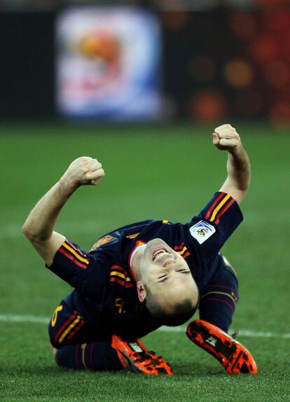 Iniesta celebra el gol.