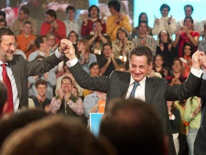 El ministro francés del Interior, Nicolas Sarkozy, flanqueado por Mariano Rajoy y José María Aznar, en el acto de clausura de la convención del PP.