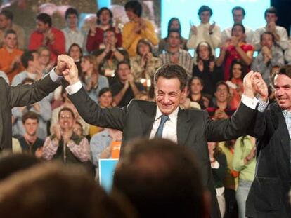 El ministro francés del Interior, Nicolas Sarkozy, flanqueado por Mariano Rajoy y José María Aznar, en el acto de clausura de la convención del PP.