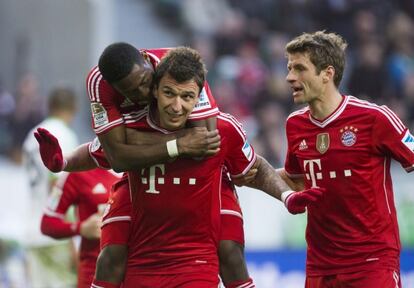 Alaba y M&uuml;ller felicitan a Mandzukic.