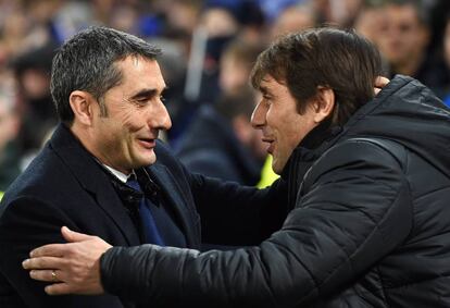 Valverde saluda a Conte, entrenador del Chelsea, durante el partido.