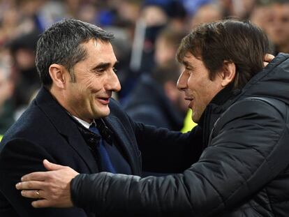 Valverde saluda a Conte, entrenador del Chelsea, durante el partido. 