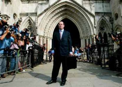 El periodista Andrew Gilligan, a las puertas del Tribunal Superior de Londres, antes de declarar.