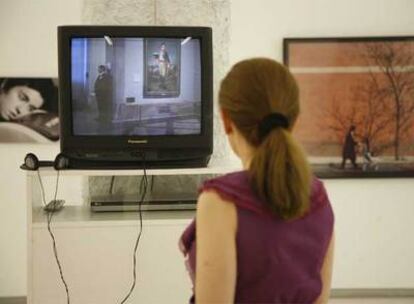 Una visitante contempla una obra de Ana Leza en la sala Rekalde de Bilbao.