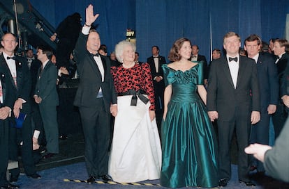 El presidente electo George H. W. Bush y su esposa Barbara posan con el vicepresidente electo Dan Quayle y su esposa Marilyn al inicio del baile inaugural el jueves 19 de enero de 1989 en Washington, un día antes del juramento. 