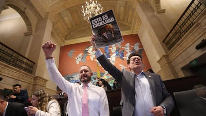 Los congresistas Pedro Suárez Vaca y Alirio Uribe festejan la prohibición de la tauromaquia, el 28 de mayo.