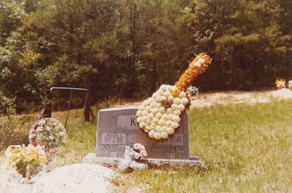 Guitarra de flores y tumba, condado de Hale, Alabama, 1977
