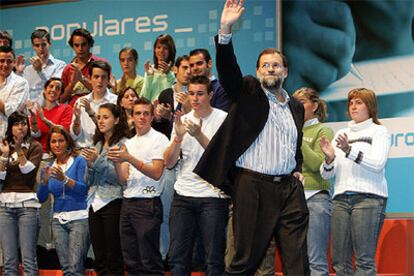 El presidente del PP, Mariano Rajoy, saluda tras su intervención en el Palacio Municipal de Congresos de Madrid.