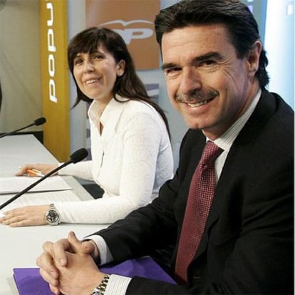 Alicia Sánchez Camacho y José Manuel Soria presentan el texto de la ponencia política para el congreso en la sede nacional del PP