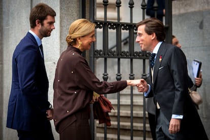 El alcalde de Madrid, José Luis Martínez-Almeida, saluda a la infanta Cristina de Borbón y a su hijo mayor, Juan Valentín Urdangarin.















