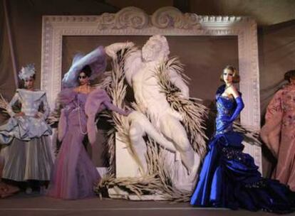 Un momento del desfile del 60º aniversario de Christian Dior.