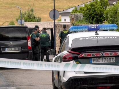 Zona acordonada junto a la vivienda en la que un hombre asesinó a su mujer, la semana pasada en la localidad madrileña de Soto del Real.