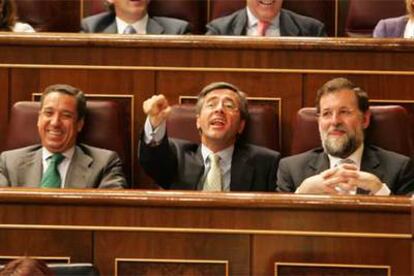 Eduardo Zaplana (izquierda), Ángel Acebes (centro) y Mariano Rajoy, durante el Pleno de ayer en el Congreso.